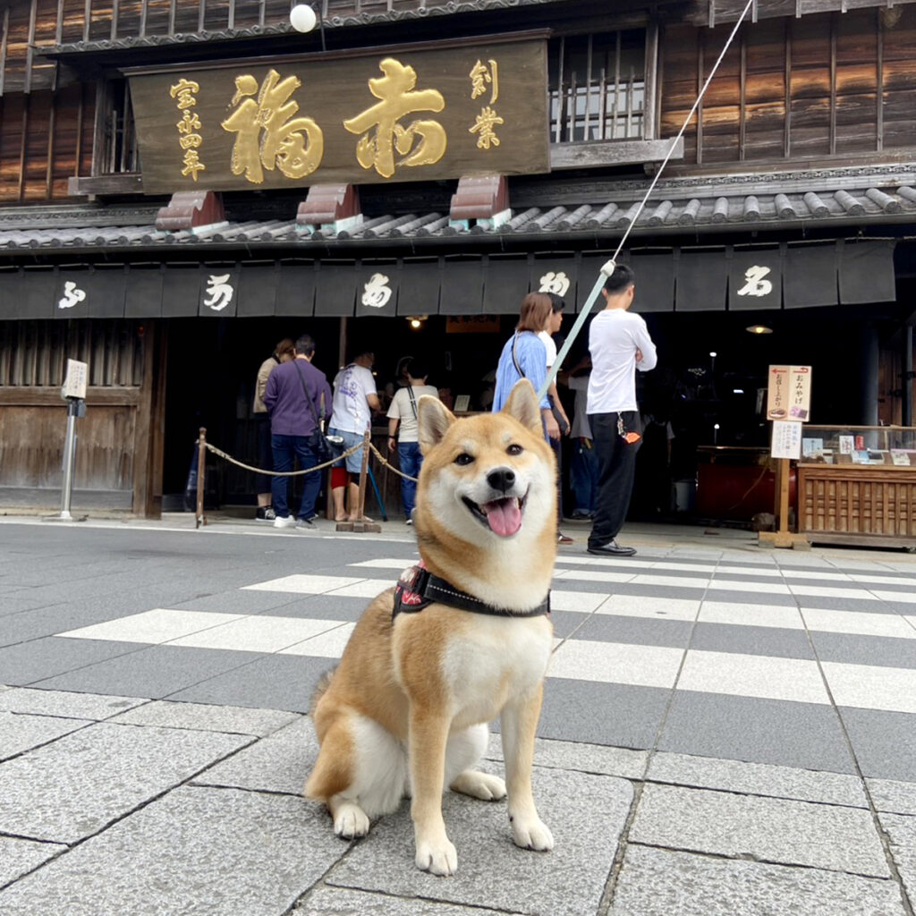 おかげ横丁赤福前。